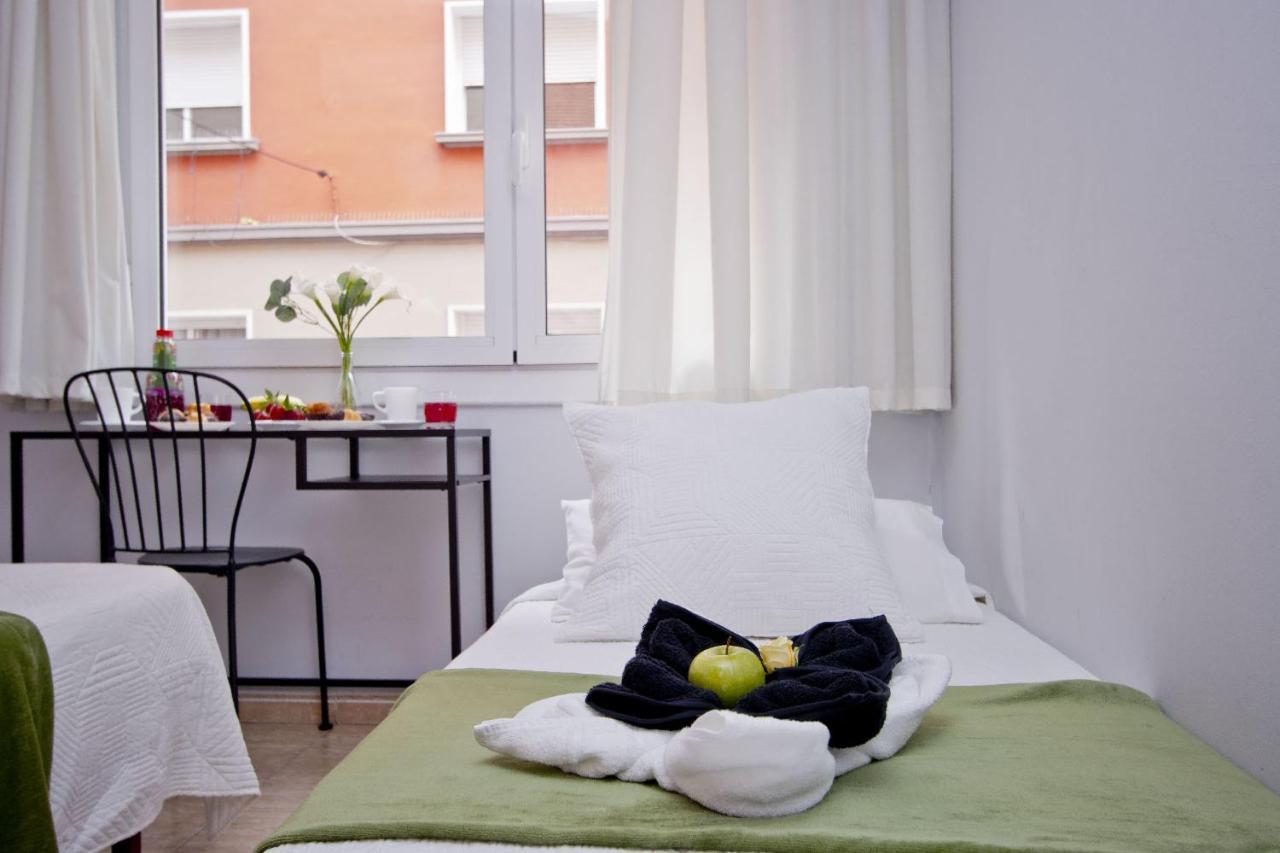 Barcelona City North Hostal ภายนอก รูปภาพ