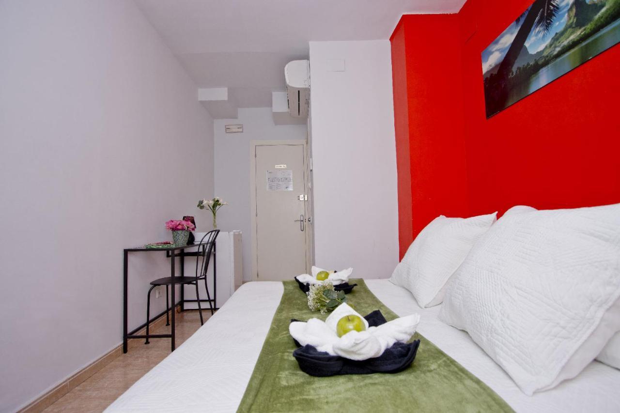Barcelona City North Hostal ภายนอก รูปภาพ