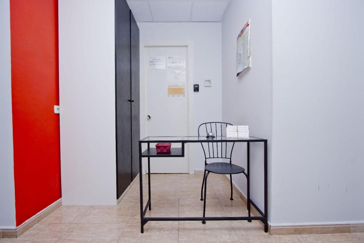 Barcelona City North Hostal ภายนอก รูปภาพ