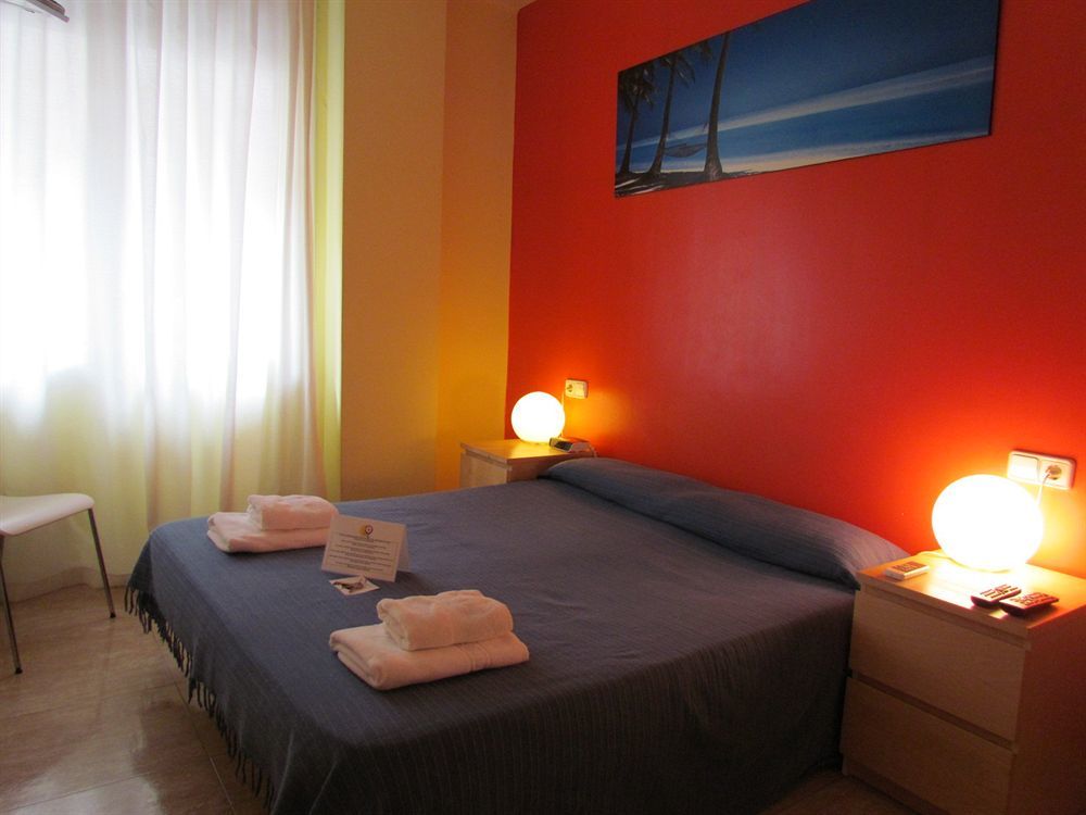 Barcelona City North Hostal ภายนอก รูปภาพ